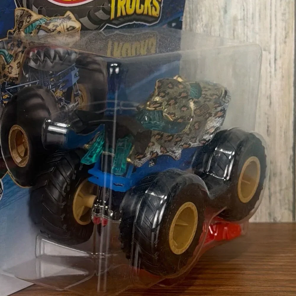 Hot Wheels Monster Trucks Great Bite Shark 2026 Includes Crushed Car NIB Sealed